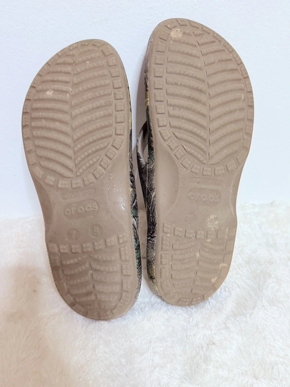Crocs Camo Flip Flop Sandals Black Men's Size 7 Womens Size 9